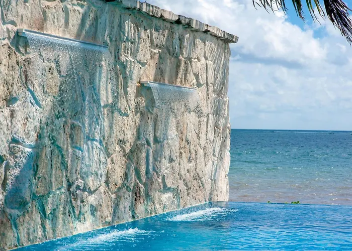 Beachfront & Infinity Pool: 5 Or 7 Bedrooms *