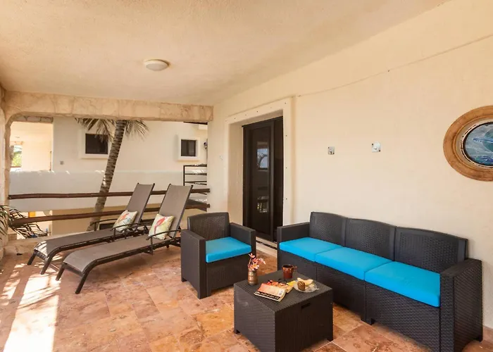 Beachfront & Infinity Pool: 5 Or 7 Bedrooms *